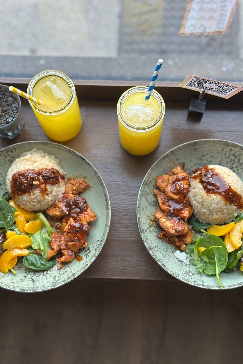 Bowl de pollo BBQ con arroz, ensalada de espinacas y mango - Dulce Néctar Gijón
