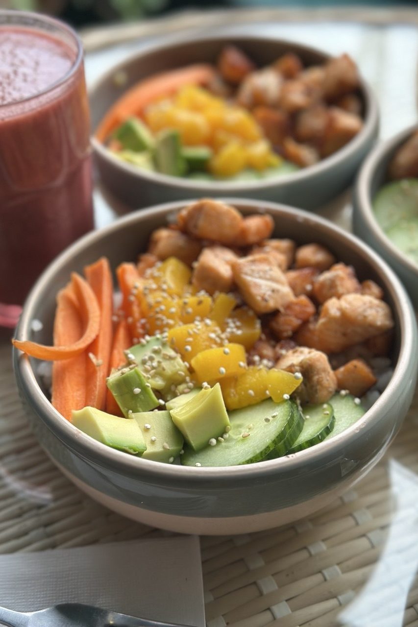 Bowl de salmón con arroz, aguacate, mango, zanahoria y sesámo - Dulce Néctar Gijón