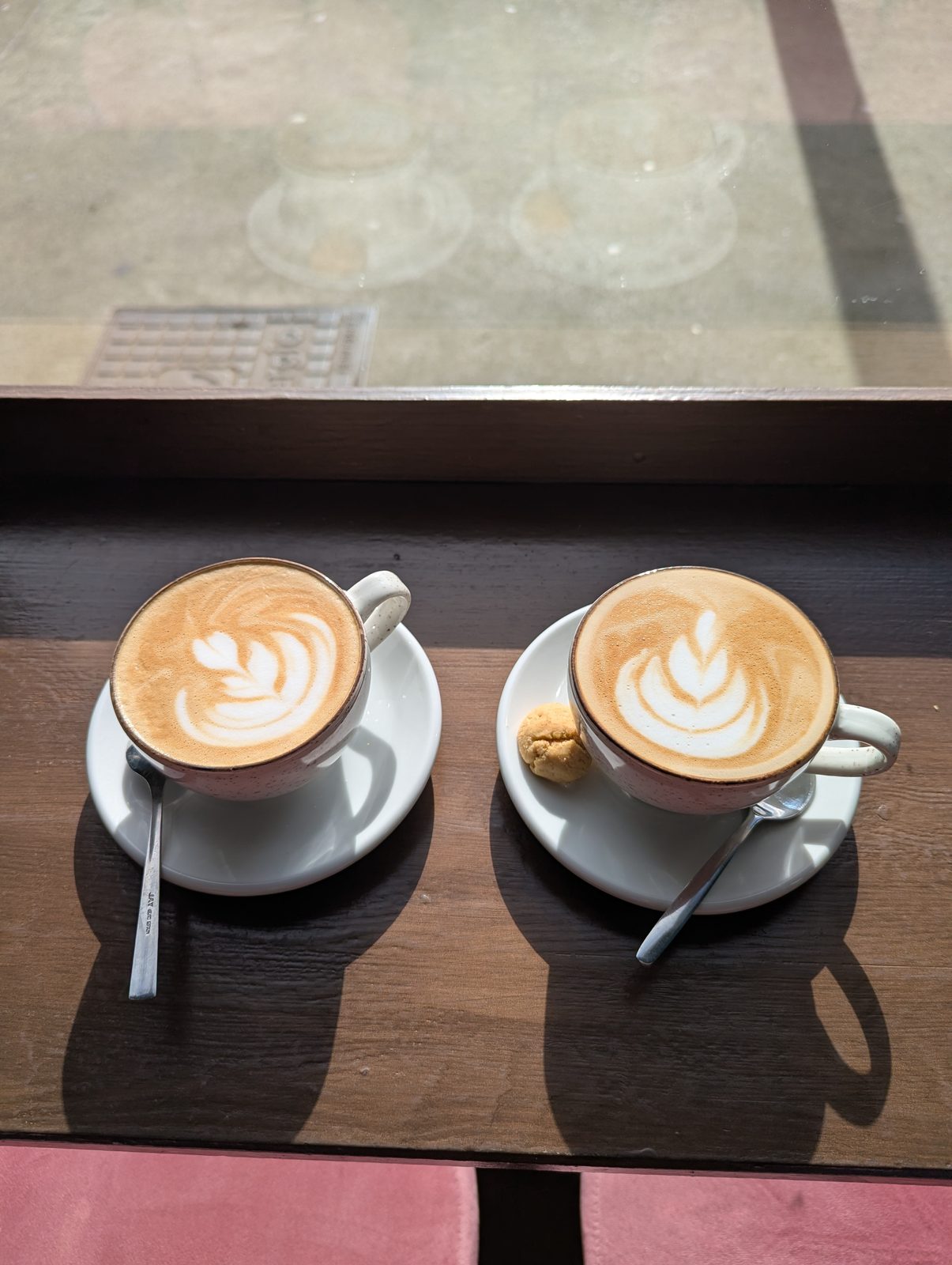 Dos cappuccinos con latte art servidos en Dulce Néctar Gijón