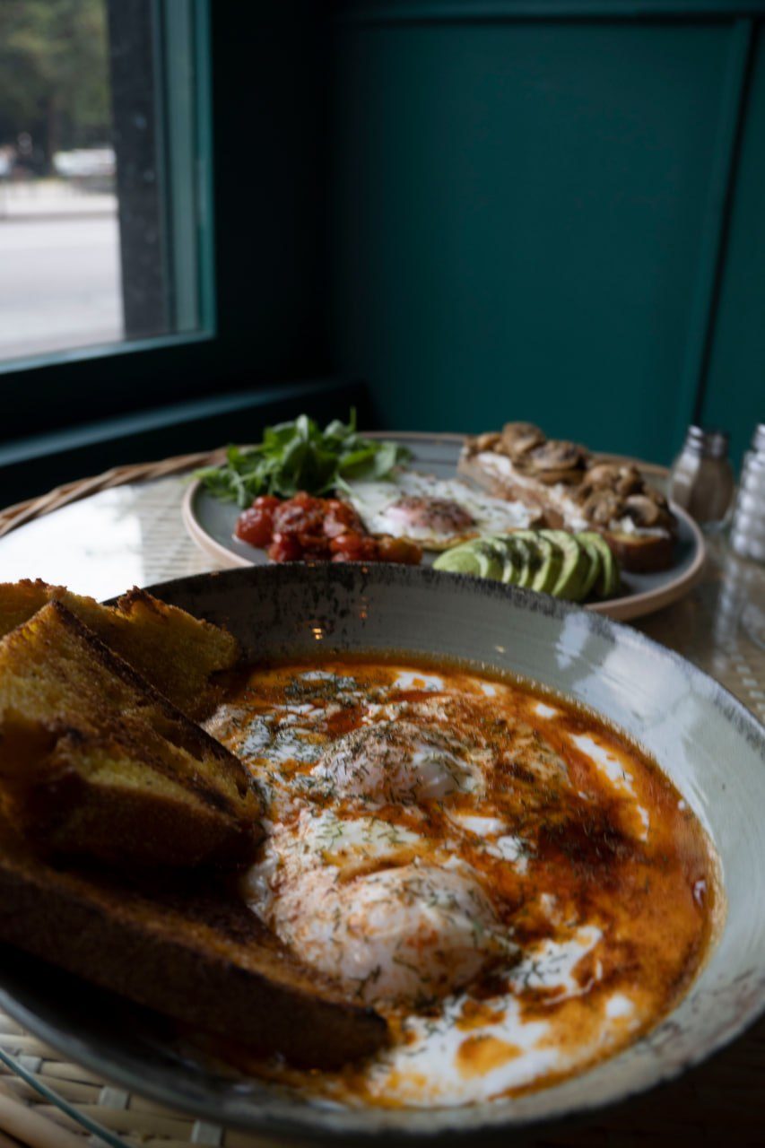 Huevos turcos con yogur y pan artesanal - brunch Dulce Néctar Gijón