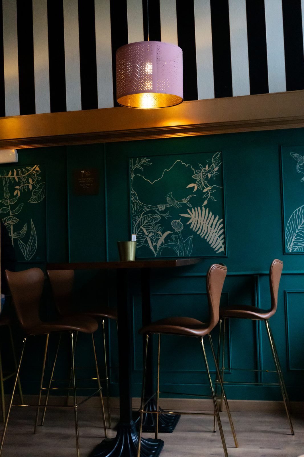 Interior de Dulce Néctar Café en Gijón - murales botánicos y barra de especialidad